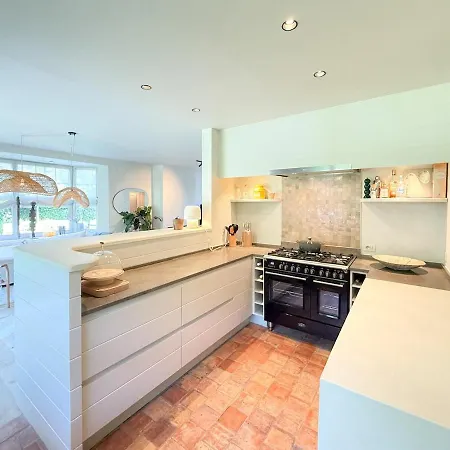 Peaceful 3-bedroom With Spacious Garden In Villa