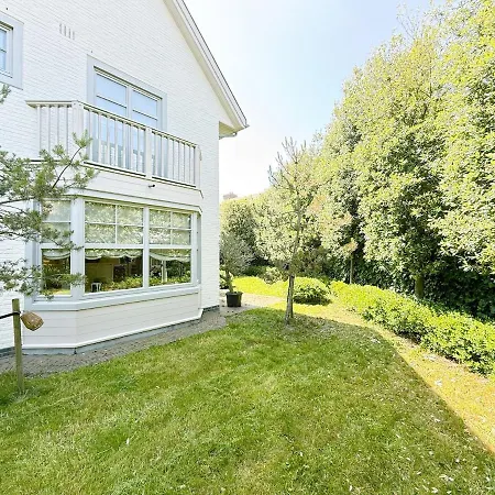 Peaceful 3-bedroom With Spacious Garden In Villa *