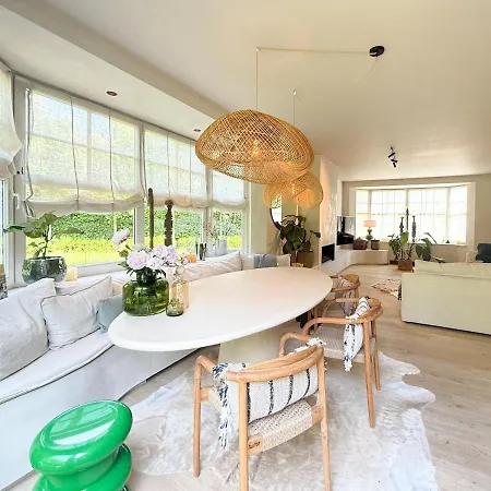 Peaceful 3-bedroom With Spacious Garden In Villa *